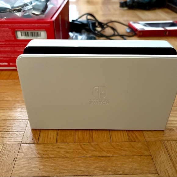 Nintendo Switch OLED Console with White Joy-Cons - Picture 9 of 12